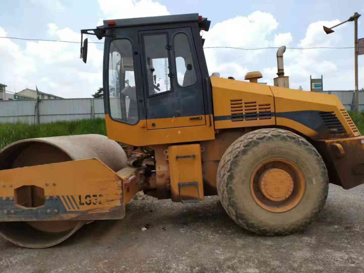 龙工lg520b机械驱动压路机