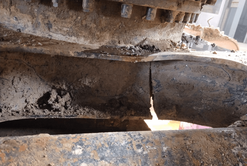 2017年的卡特320d2,底梁断裂