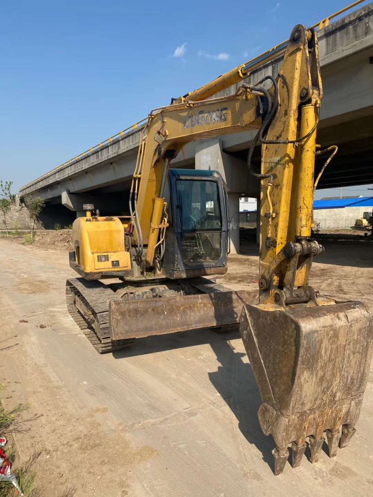 实拍照片20042405号,11年柳工908c,性能可以,快慢档管用,原装空调管用