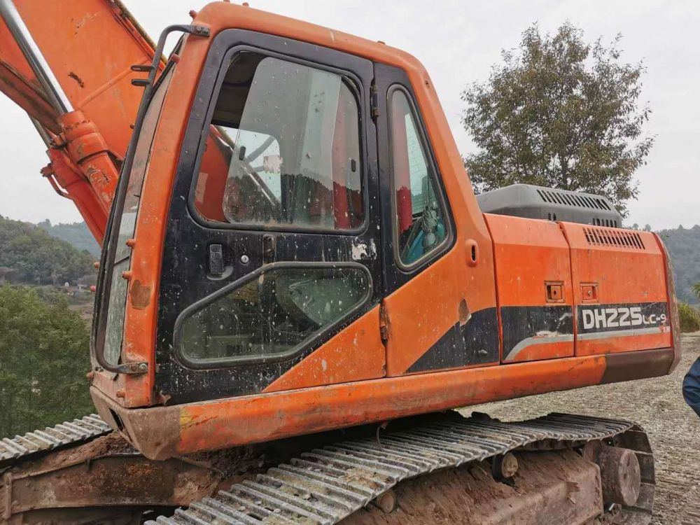 实拍照片20110817号,13年斗山225-9吨位:22吨年限:2013年小时:不详